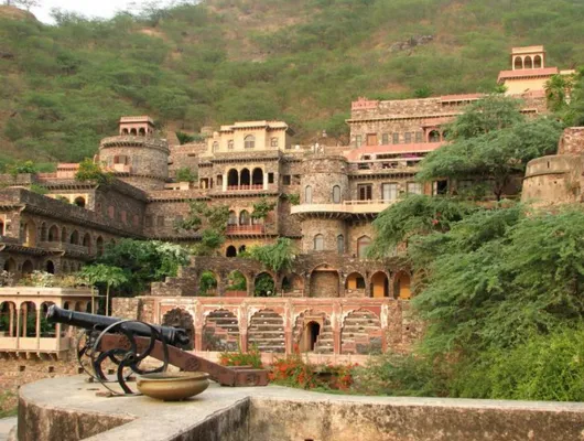 neemrana tour packages